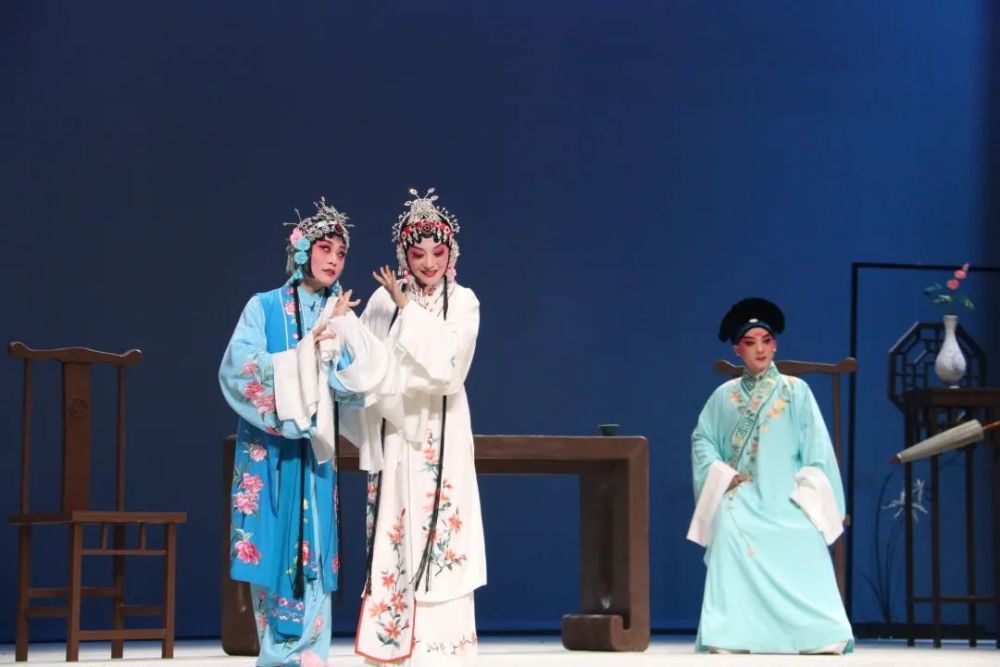 上世纪50年代,易俗社排演过秦腔版《白蛇传,该戏因故事情节曲折,唱