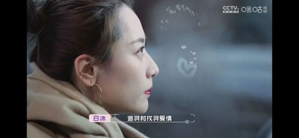 一个是45岁的文化传媒公司创始人戴晓军,温暖,礼貌,有内涵;一个是27岁