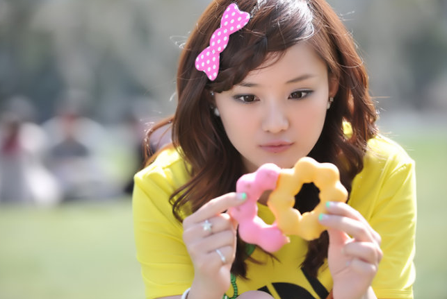 《活佛济公》里的白雪和《回家的诱惑》里的洪世馨了