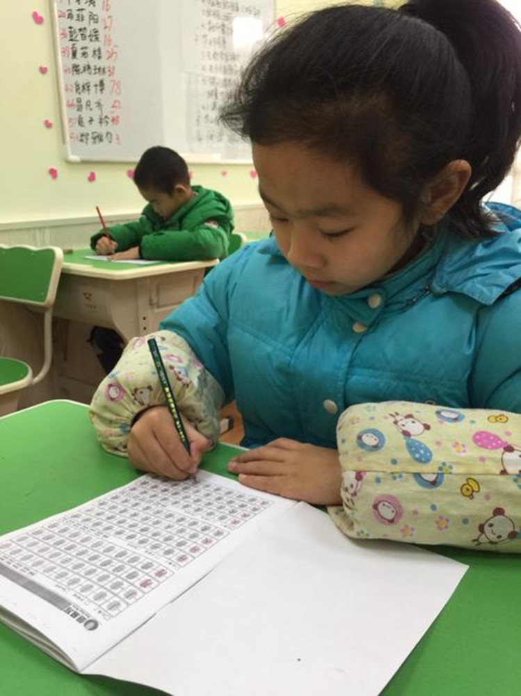 女孩写字是印刷体老师不忍在试卷上打叉至少是王献之转世