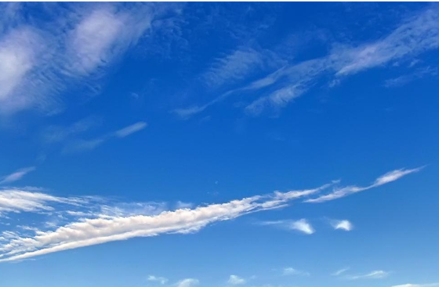 好天被子被晒得透透的如飘在天边的云片瓦蓝瓦蓝的天空下我又躺在母亲