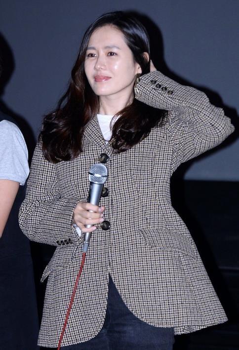 孙艺珍衣品开挂显老的格子西装穿出高级感白嫩的皮肤让人羡慕