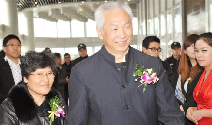 当天中午他趁着午休时间找到了黄董宁,语重心长地想向他求证一下这件