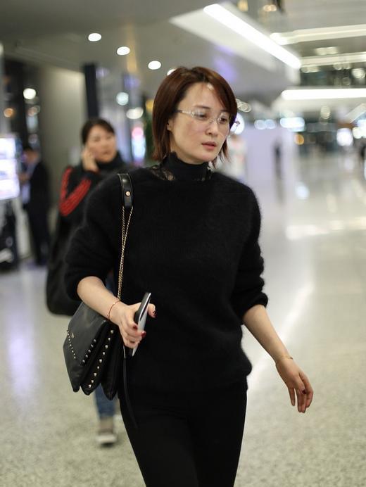 45岁蒋勤勤素颜真抗打,即使穿烂大街的一身黑,也美得很优雅