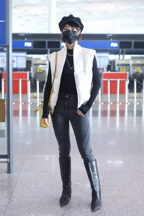 蓝盈莹私下的穿搭还挺有御姐范的,帅气皮靴真显腿长,气场太强大