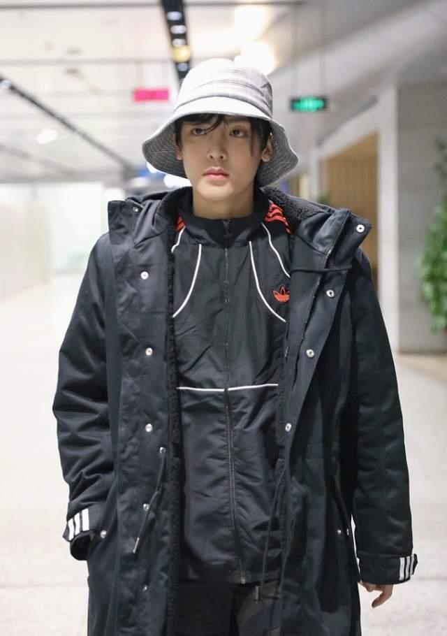 侯明昊素颜少年感十足,穿容易显老的羊羔毛外套,看着也够活泼