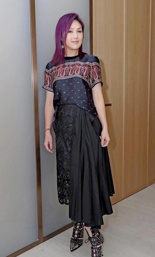 杨千嬅穿一身黑现身机场私下里太随性接地气的样子不像女明星