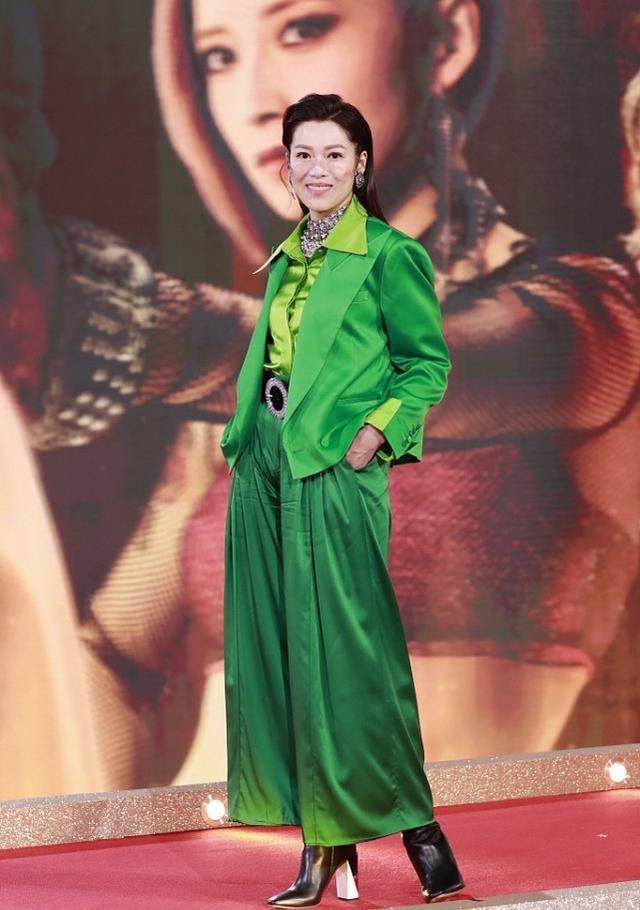 滕丽名为吸睛特意穿红色,气场十足,却不敌"大小姐"的青葱绿