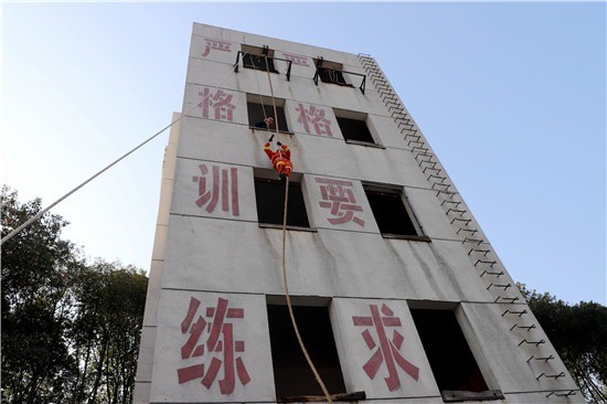 消防员的开年第一训业务没垮16秒爬完15米高楼
