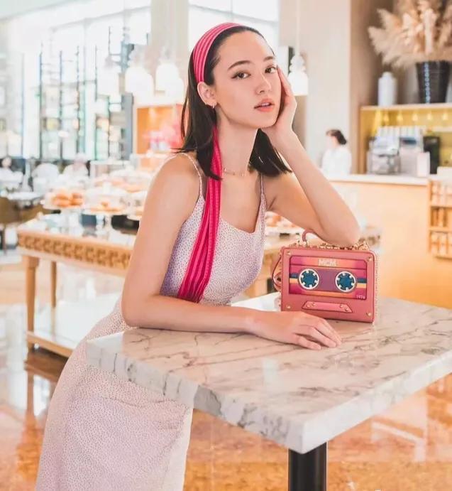 24岁中澳混血模特,坚持运动身材好,"国际脸"很受欢迎