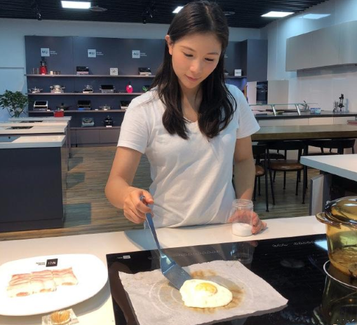 跳水女神何姿晒美食无意间透露豪宅如今29岁肤白貌美身材好