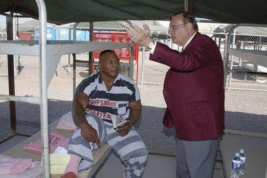 拳王泰森自曝监狱生活:除了遭人殴打,还与300斤狱警谈恋爱