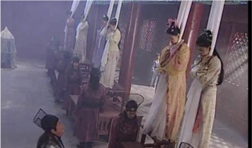 殉葬制度在清朝的康熙时期废除,至于为什么要找人陪葬,相信大家也都