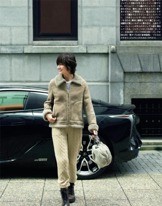 富冈佳子是日本有名的模特,作为一个50的女人,在她身上我们丝毫瞧不出