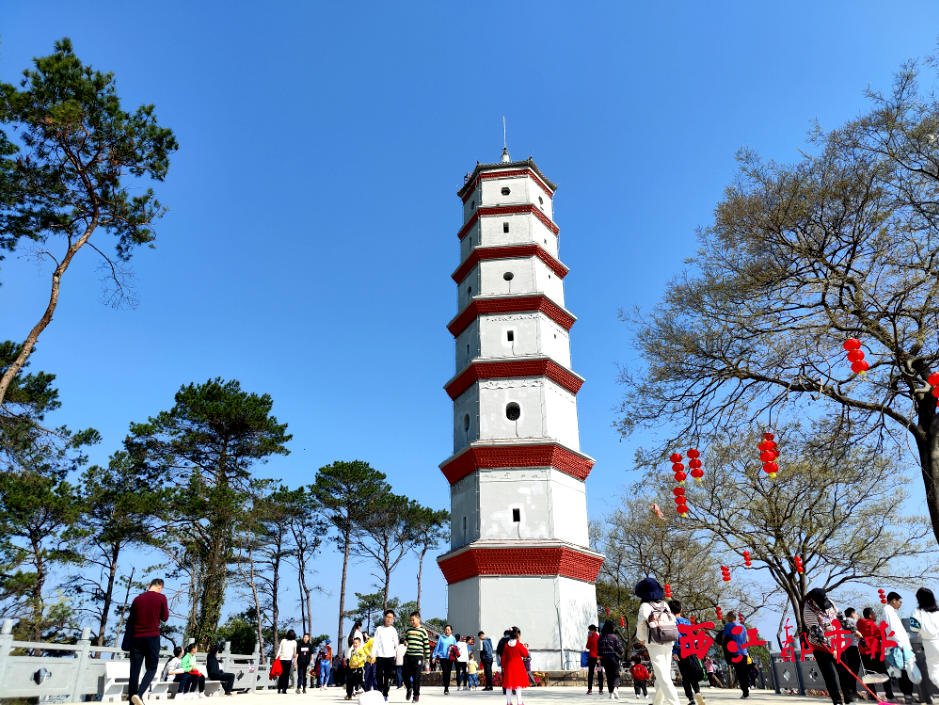 2月13日,市民来到允升塔游玩.