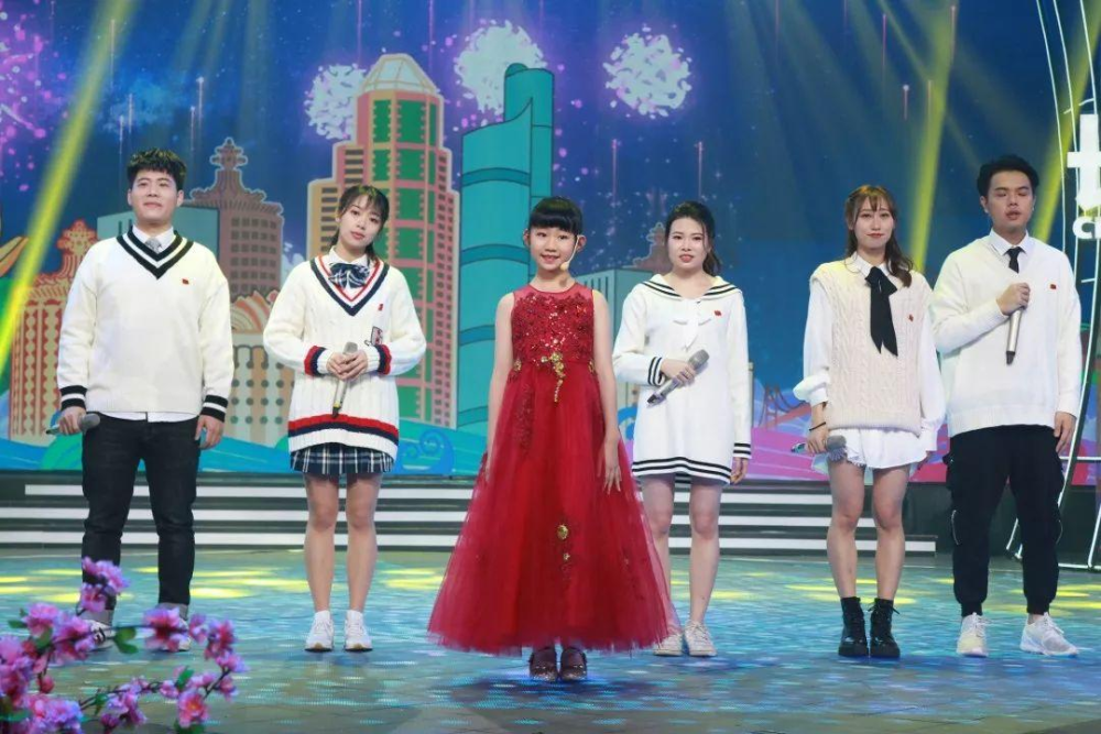 12岁小歌手龙紫岚火了曾领唱七子之歌两次登上央视春晚舞台