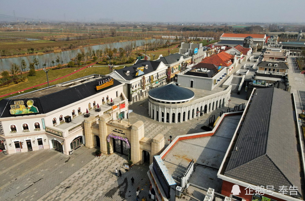 南京江宁华谊电影小镇悠闲又有趣味老人小孩逛的都很开心