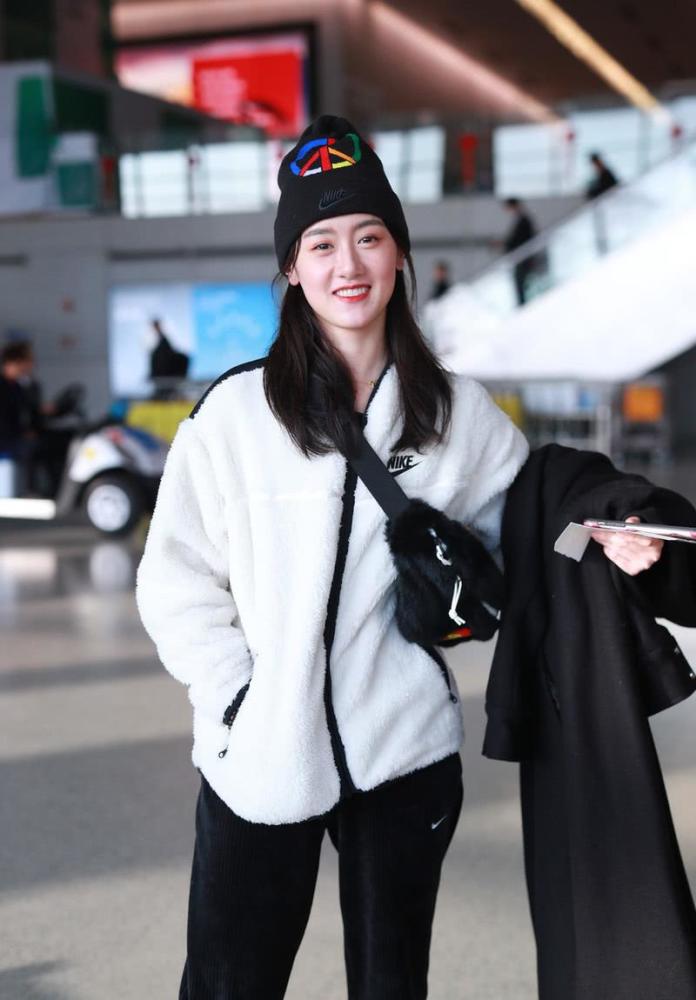 袁冰妍搭配了黑色的厚底运动鞋,厚底运动鞋让造型看起来更加有活力