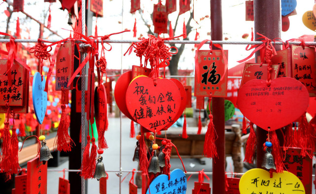 西安一祈福墙走红网络,30万块祈福牌挂满墙上,十分壮观