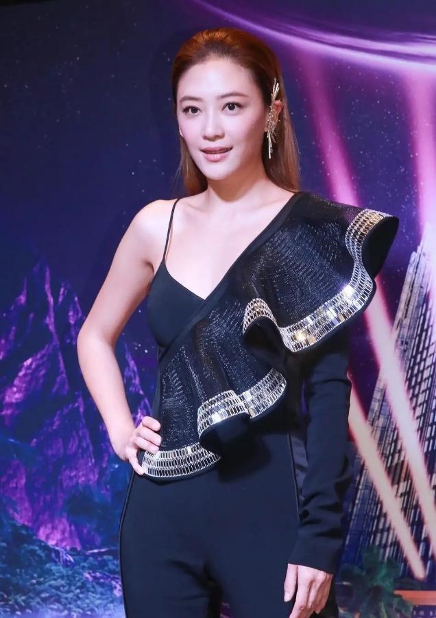 应采儿对身材真自信穿吊带连体裤秀一边肩膀好似礼仪小姐