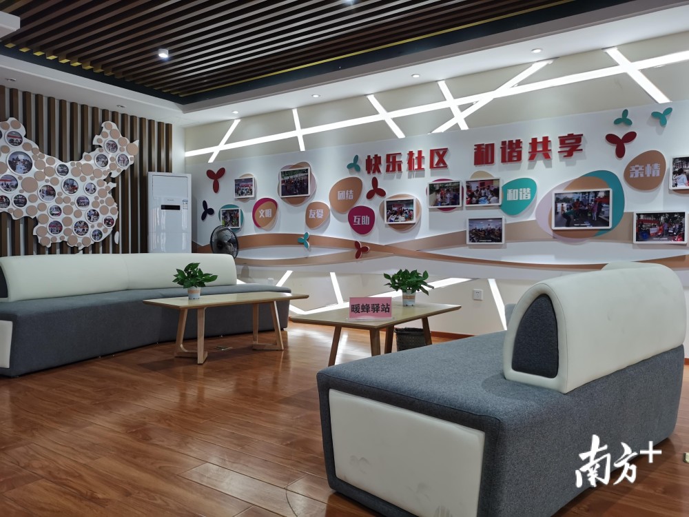 "除夕当天,在紫薇社区公园大地小区党群服务中心开展的关心关爱快递