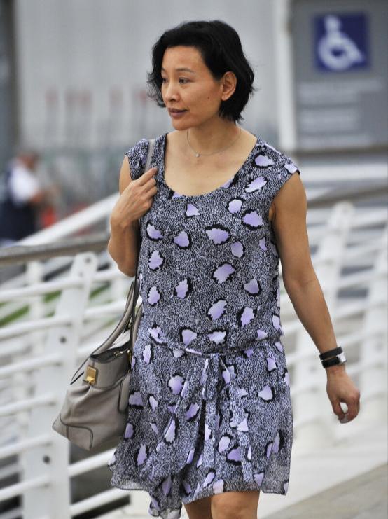 也就陈冲敢穿这么花哨出门,老土的造型,靠气场硬撑着