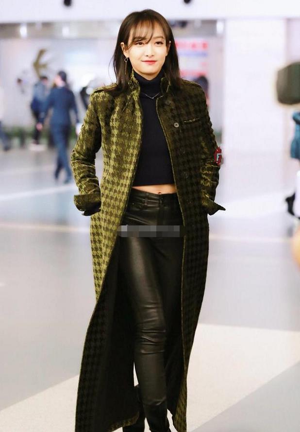 宋茜穿格纹大衣配皮裤很时尚留着空气刘海齐肩短发少女感十足
