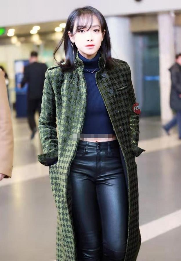 宋茜穿格纹大衣配皮裤很时尚留着空气刘海齐肩短发少女感十足