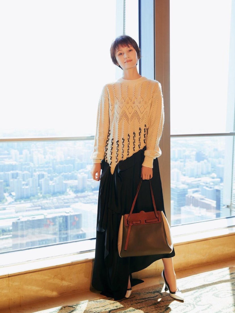 40岁以后学袁泉穿搭,不要只梳长发,短发这样搭配反而显得更年轻