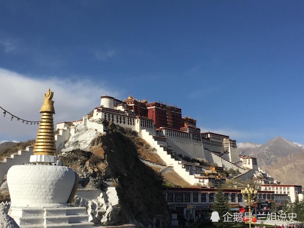 布达拉宫的灵塔上镶嵌着1.5万余颗钻石,珍珠,翡翠和珊瑚!