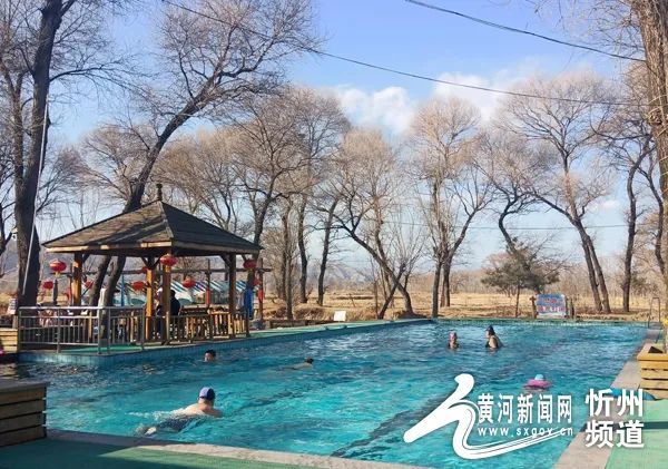 北合索村温泉共有4眼温泉,日出温水约1万吨,富含多种对人体有益的微量