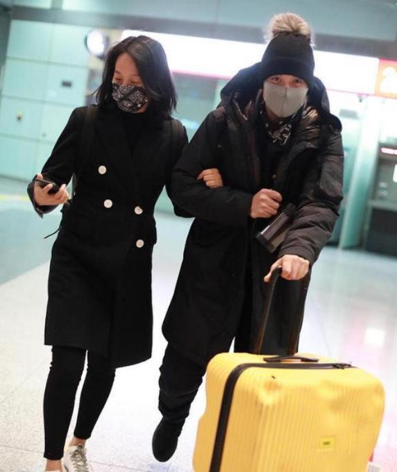 朱丹和周一围走机场穿黑色大衣配齐肩短发没有令人惊艳的感觉