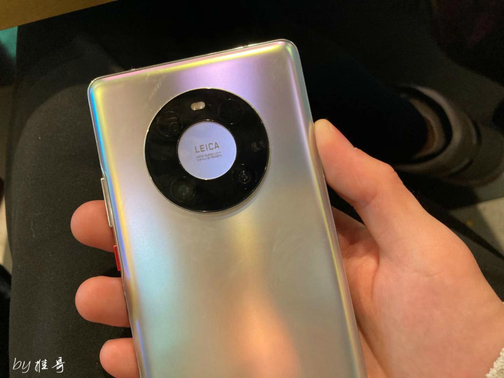 在拍照方面,华为mate40是5000万超感光镜头,夜景进光亮很大,同时还有