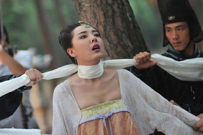 大葬,结果自己作,落了个降级下葬,甚至于以"发遮面,糠塞口"这种侮辱的