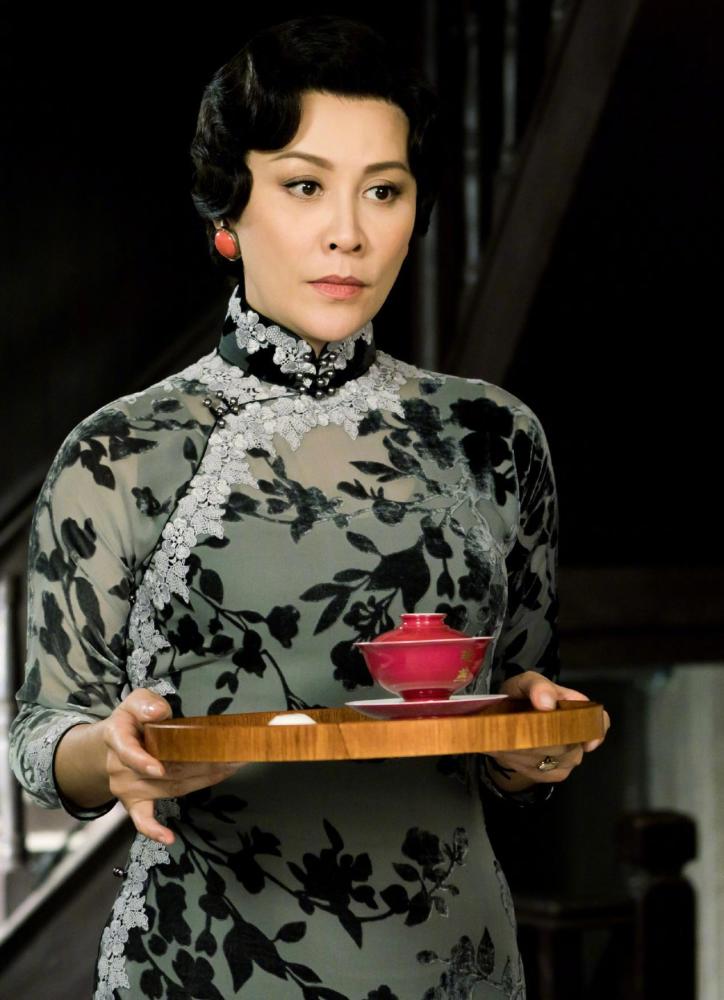 刘嘉玲皮肤还是这么紧致!穿红色长褂十分喜庆,配合短发典雅利落