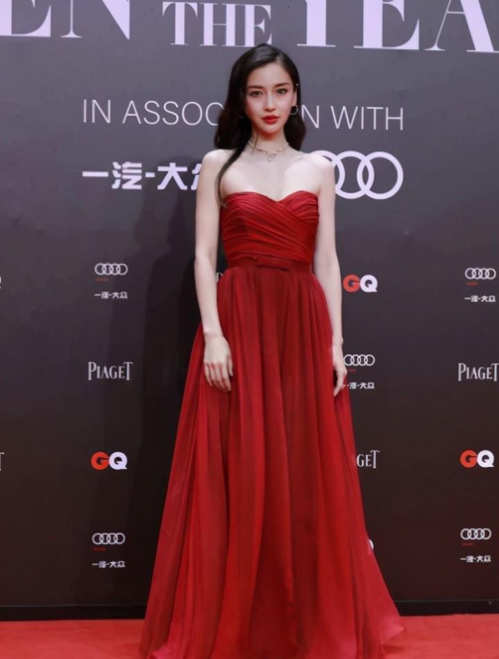 baby用礼服挡住脚,写真气场两米八!转身时全暴露了