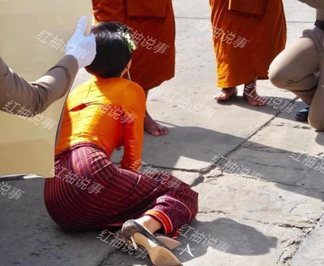 诗妮娜贵妃知书达理大太阳底下匍匐跪拜不顾周围有汽车尾气