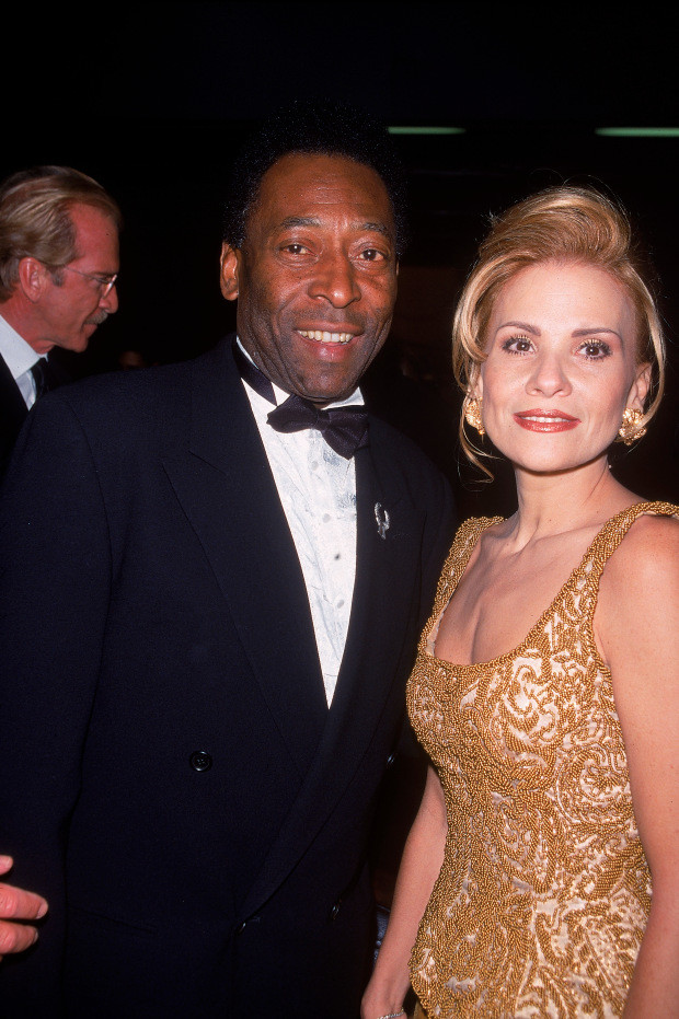 贝利和第二任妻子贝利说:"在那届世界杯之后,我不能出门,我走到哪里