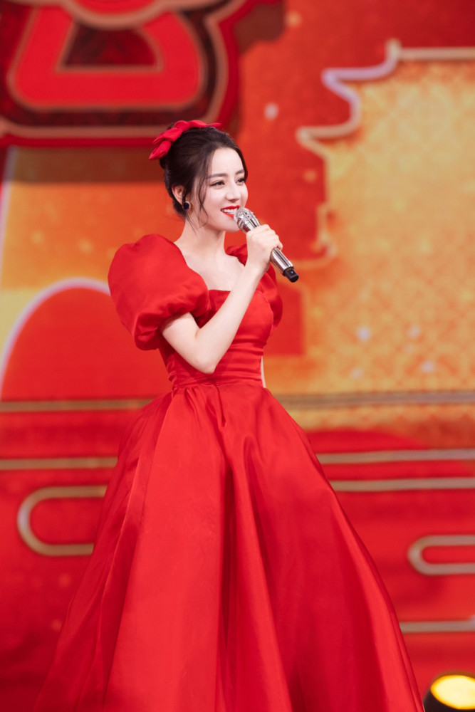 央视春晚女星pk杨幂高定红裙仙气十足迪丽热巴公主裙惊艳张小斐惊艳