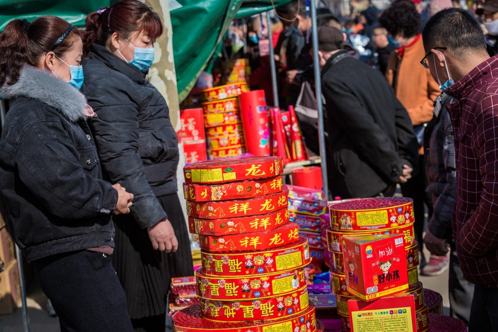 山东邹平市乡村大集上一派繁忙景象,年画春联,吃的,用的应有尽有,人们