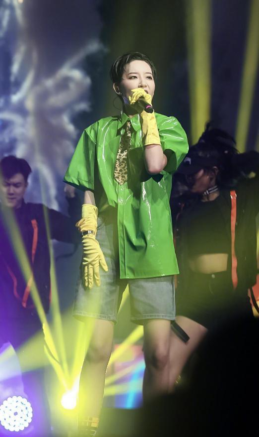 李斯丹妮帅出男友感穿荧光绿连体裤走嘻哈风真潮