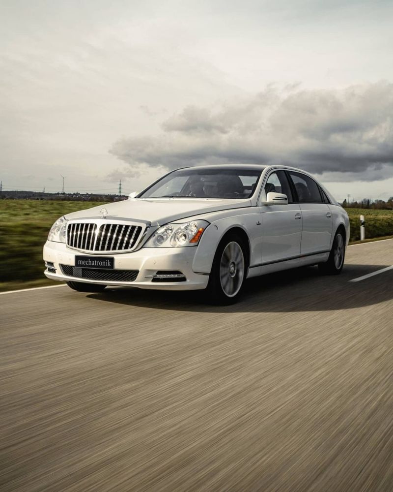 半敞篷豪华轿车迈巴赫 62s