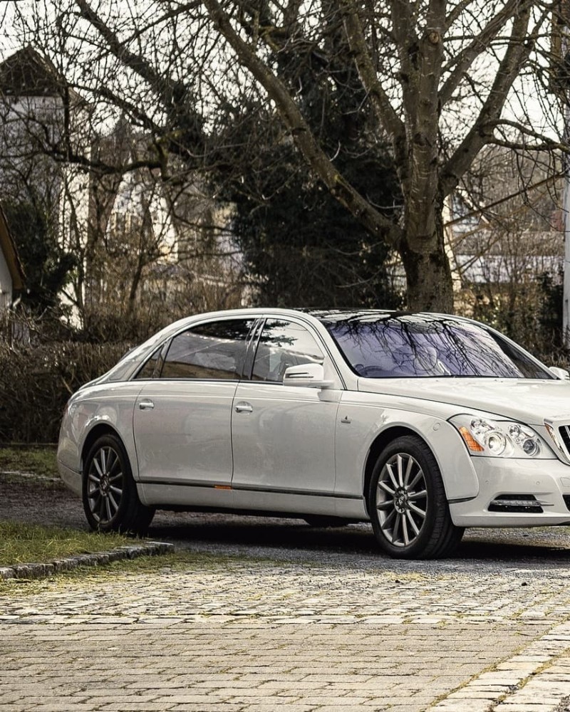 半敞篷豪华轿车迈巴赫 62s