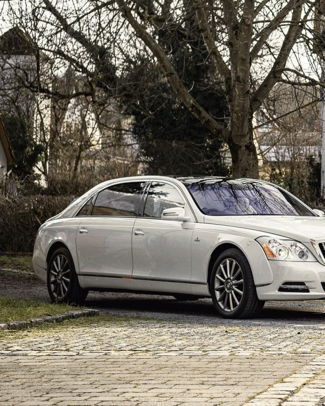 半敞篷豪华轿车迈巴赫62s