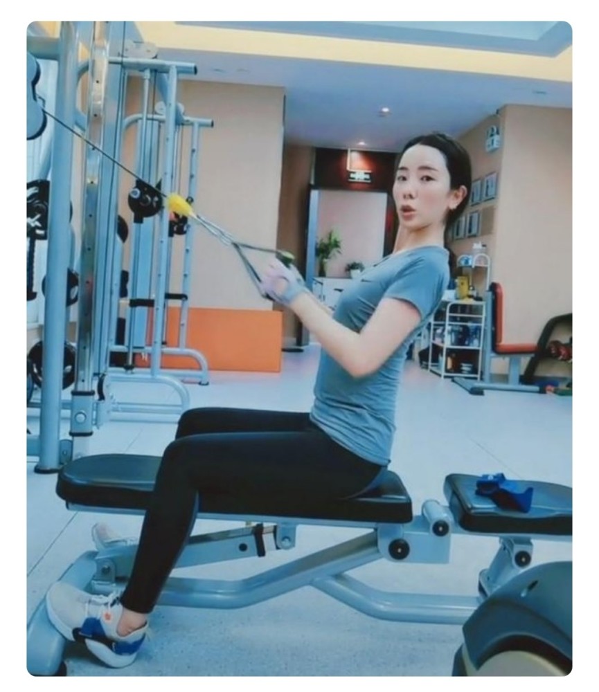 央视主持人李思思晒健身照,穿紧身衣秀蚂蚁腰,大长腿似有1米2_腾讯