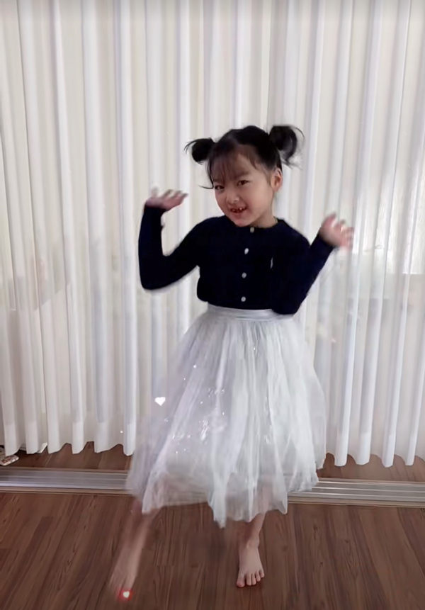 打开腾讯新闻,查看更多图片 >此外,权律二在跳舞时也意外暴露了脚上