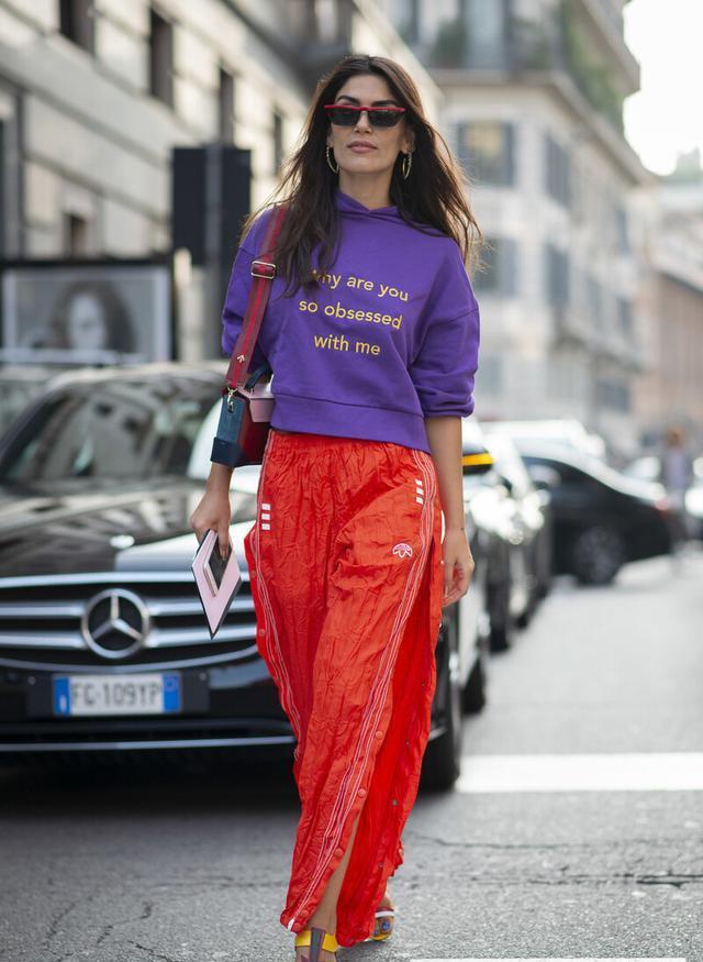 48岁陶虹越活越精致红色配蓝色大胆撞色意外穿得时髦又减龄