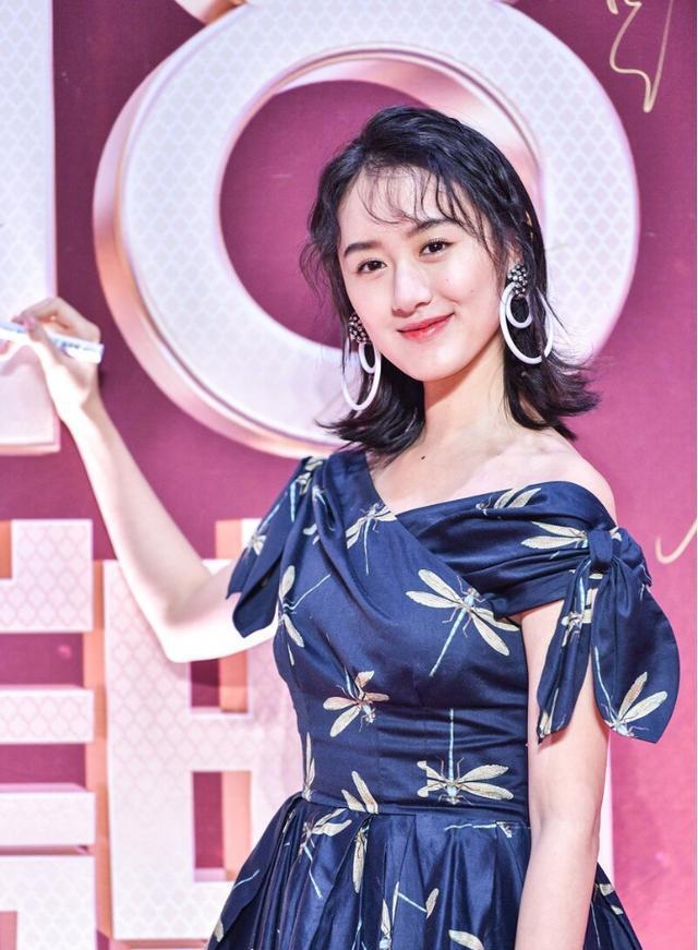 袁冰妍一身造型俩风格,清新连衣裙配酷气皮靴,混搭成功真时髦