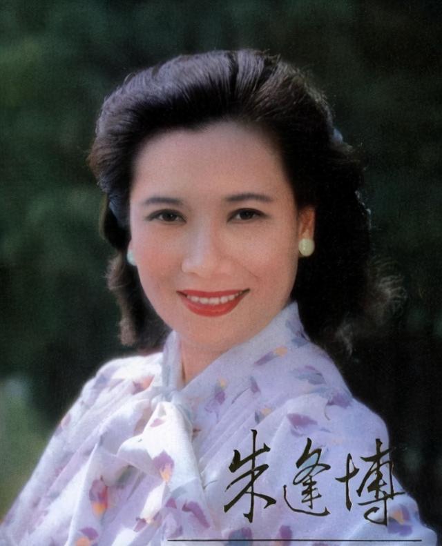 就像有着"中国夜莺"之称的朱逢博曾发表出的《橄榄树》,《年轻的朋友