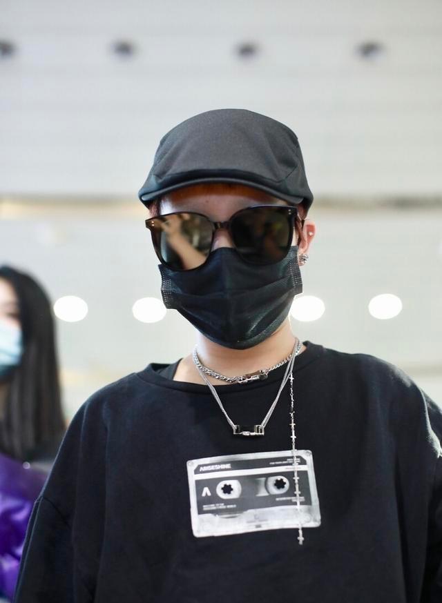上官喜爱一身嘻哈风真潮,口罩帽子墨镜捂得真严实,穿衣有点汉子
